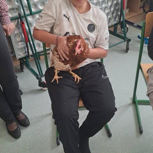 Berta die Henne besucht die Kinder ASO Hopfgarten