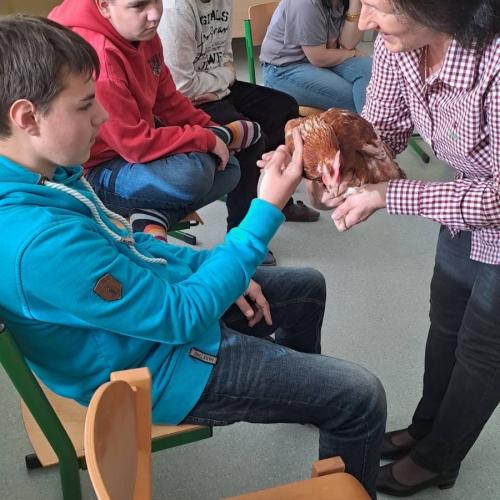 Berta die Henne besucht die Kinder ASO Hopfgarten