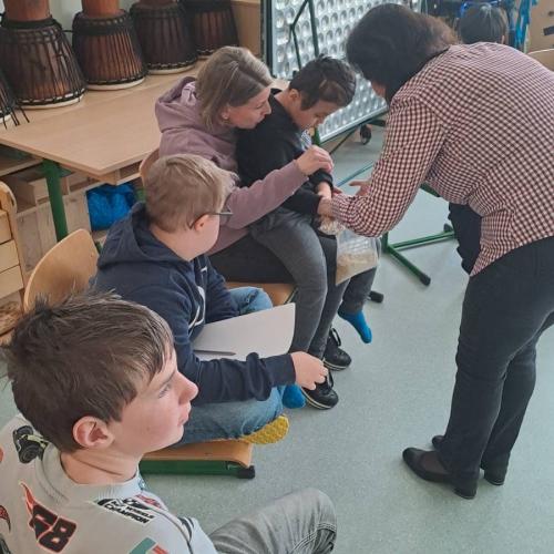 Berta die Henne besucht die Kinder ASO Hopfgarten