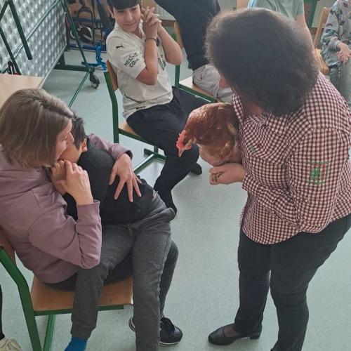 Berta die Henne besucht die Kinder ASO Hopfgarten