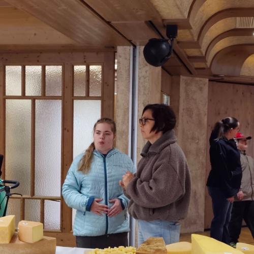 Leonie und Katharina beim Käse kosten.